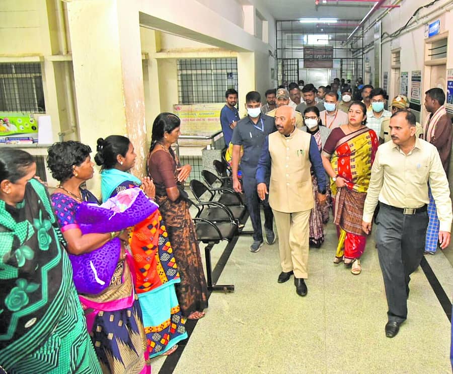 <div class="paragraphs"><p>ಚಾಮರಾಜನಗರದ ತಾಯಿ ಹಾಗೂ ಮಕ್ಕಳ ಜಿಲ್ಲಾ ಆಸ್ಪತ್ರೆಗೆ ಶುಕ್ರವಾರ ಬೆಳಿಗ್ಗೆ ಉಪ ಲೋಕಾಯುಕ್ತ ಕೆ.ಎನ್‌.ಫಣೀಂದ್ರ ಭೇಟಿನೀಡಿ ರೋಗಿಗಳ ಅಹವಾಲು ಆಲಿಸಿದರು</p></div>