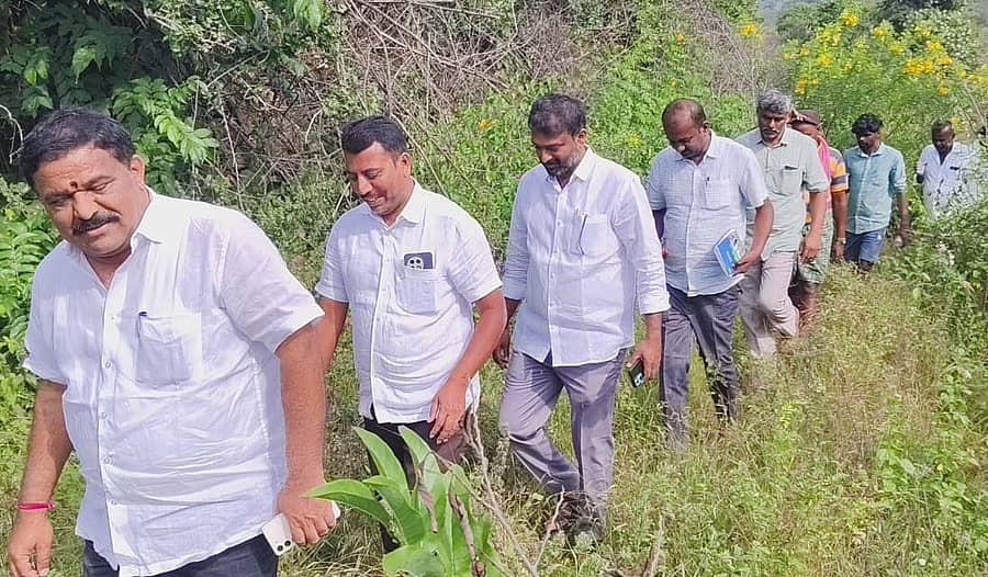 ಬಾಗೇಪಲ್ಲಿ ಮುದ್ದಲಪಲ್ಲಿ ಮತ್ತು ಮಾಕಿರೆಡ್ಡಿಪಲ್ಲಿ ಗ್ರಾಮಗಳ ಬಳಿ ಇರುವ ಕೋಮಟೊಳ್ಳ ಕುಂಟೆ ಭೆಟಿ ನೀಡಿದರು