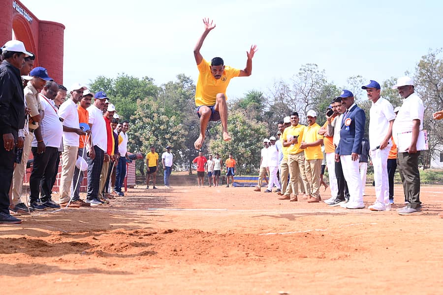 ಲಾಂಗ್‌ ಜಂಪ್‌ನಲ್ಲಿ ಪೊಲೀಸ್‌ ಸಿಬ್ಬಂದಿಯ ಜಿಗಿತ