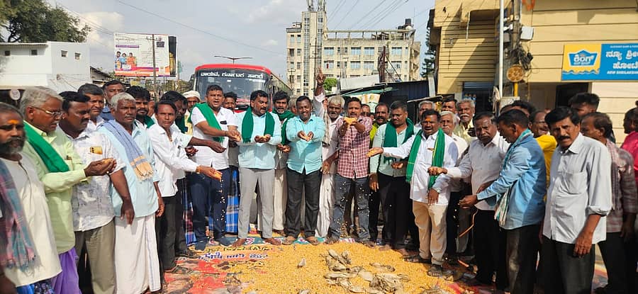 ಮೆಕ್ಕೆಜೋಳದ ಬೆಂಬಲ ಬೆಲೆ ಖರೀದಿ ಕೇಂದ್ರ ತೆರೆಯುವಂತೆ ಆಗ್ರಹಿಸಿ ಲಕ್ಷ್ಮೇಶ್ವರದಲ್ಲಿ ರೈತರು ಮೆಕ್ಕೆಜೋಳವನ್ನು ರಸ್ತೆಗೆ ಸುರಿದು ಶನಿವಾರ ಪ್ರತಿಭಟನೆ ನಡೆಸಿದರು.