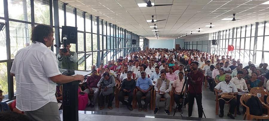 <div class="paragraphs"><p>ಎಸ್ಸೆಸ್ಸೆಲ್ಸಿ ಫಲಿತಾಂಶ ಸುಧಾರಣಾ ಕಾರ್ಯಾಗಾರ&nbsp;ಉದ್ಘಾಟಿಸಿ ಮಧು ಬಂಗಾರಪ್ಪ&nbsp;ಮಾತನಾಡಿದರು.</p></div>