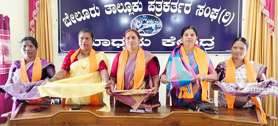 ಬೇಲೂರಿನಲ್ಲಿ ಕಾಡಾನೆ ಸಮಸ್ಯೆಗೆ ಶಾಶ್ವತ ಪರಿಹಾರ ನೀಡುವಂತೆ ಬಿಜೆಪಿ ತಾಲ್ಲೂಕು ಮಹಿಳಾ ಘಟಕದ ಅಧ್ಯಕ್ಷೆ ಶೋಭಾಗಣೇಶ್, ಲಕ್ಕುಂದ ಗ್ರಾಮ ಪಂಚಾಯಿತಿ ಅಧ್ಯಕ್ಷೆ ರಾಧ, ಬಂಟೇನಹಳ್ಳಿ ಗ್ರಾಮ ಪಂಚಾಯಿತಿ ಸದಸ್ಯೆ ಶಿವಮ್ಮ, ಬಿಜೆಪಿ ಮುಖಂಡರಾದ ತೀರ್ಥಮ್ಮ, ರತ್ನಮ್ಮ ಅರಣ್ಯ ಸಚಿವ ಈಶ್ವರಖಂಡ್ರೆ ಅವರಿಗೆ ಸೆರಗೊಡ್ಡ ಕೇಳಿಕೊಂಡರು