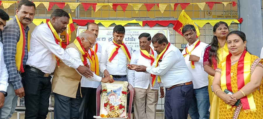 ಹಳೇಬೀಡಿನ ಸರ್ಕಾರಿ ಪ್ರಥಮ ದರ್ಜೆ ಕಾಲೇಜಿನಲ್ಲಿ ಶನಿವಾರ ನಡೆದ ಕರ್ನಾಟಕ ರಾಜ್ಯೋತ್ಸವ ಕಾರ್ಯಕ್ರಮದಲ್ಲಿ ಸಾಹಿತಿ ಟಿ.ಎಂ.ಶಿವಶಂಕರಪ್ಪ ಭುವನೇಶ್ವರಿ ಚಿತ್ರಕ್ಕೆ ಪುಷ್ಪವೃಷ್ಟಿ ನೆರವೇರಿಸಿದರು. ಶ್ರೀನಿವಾಸ, ಲಿಂಗಪ್ಪ ಪ್ರೇಮಣ್ಣ, ಭಾಗವಹಿಸಿದ್ದರು