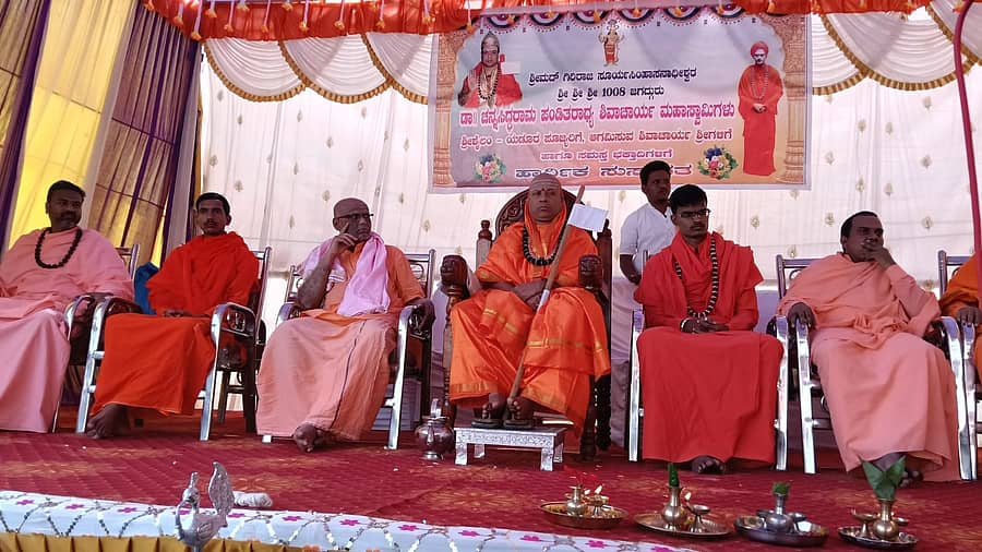 ನವಲಗುಂದ ತಾಲ್ಲೂಕಿನ ಮೊರಬ ಗ್ರಾಮದಲ್ಲಿ ನಡೆದ ಧರ್ಮಸಭೆ ಹಾಗೂ 54ನೇ ವರ್ಧಂತಿ ಉತ್ಸವದಲ್ಲಿ ಶ್ರೀಶೈಲ ಪೀಠದ ಚನ್ನಸಿದ್ಧರಾಮ ಪಂಡಿತಾರಾಧ್ಯ ಶಿವಾಚಾರ್ಯ ಸ್ವಾಮೀಜಿ ಆಶೀರ್ವಚನ ನೀಡಿದರು