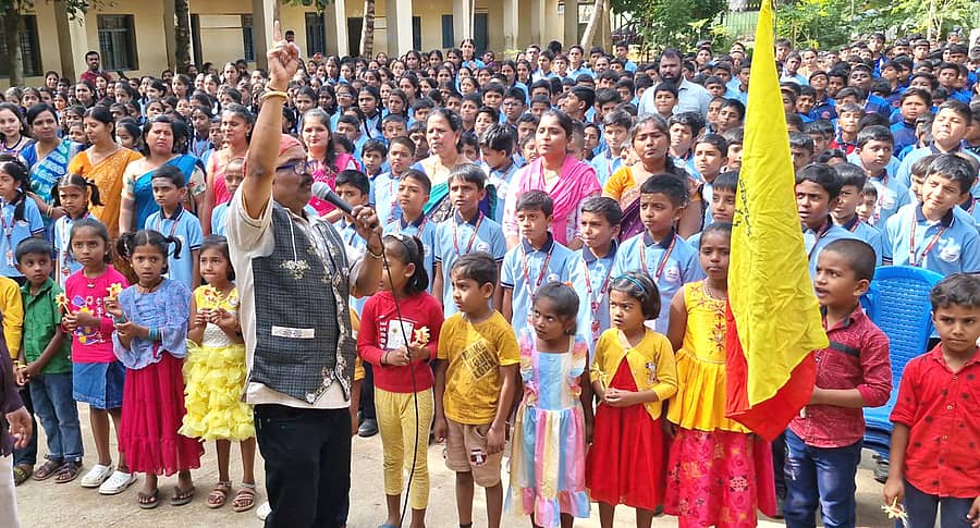 ಕಿಕ್ಕೇರಿಯ ಕೆಪಿಎಸ್ ಶಾಲಾವರಣದಲ್ಲಿ ಶನಿವಾರ ಜರುಗಿದ ನಾಡಗೀತೆ, ಸುಗಮ ಸಂಗೀತ ಶತಮಾನೋತ್ಸವದಲ್ಲಿ ಗಾಯಕ ಕಿಕ್ಕೇರಿ ಕೃಷ್ಣಮೂರ್ತಿ ನೇತೃತ್ವದಲ್ಲಿ ಸಹಸ್ರಾರು ಕಂಠದಲ್ಲಿ ಮಕ್ಕಳು ಗೀತಗಾಯನ ನಡೆಸಿದರು