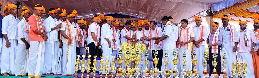 ಬಂಟ್ವಾಳ ತಾಲ್ಲೂಕಿನ ಕಕ್ಯಪದವು ಮೈರ ‘ಸತ್ಯ-ಧರ್ಮ’ ಜೋಡುಕರೆ ಕಂಬಳಕ್ಕೆ ಕೃಷಿಕ ತನಿಯಪ್ಪ ಗೌಡ ಪೆಂರ್ಗಾಕು ಮತ್ತು ಮಾಜಿ ಮುಖ್ಯಮಂತ್ರಿ ಆಪ್ತ ಕಾರ್ಯದರ್ಶಿ ಜಗನ್ನಾಥ ನಿರ್ಮಾಲ್‌ ಶನಿವಾರ ಚಾಲನೆ ನೀಡಿದರು