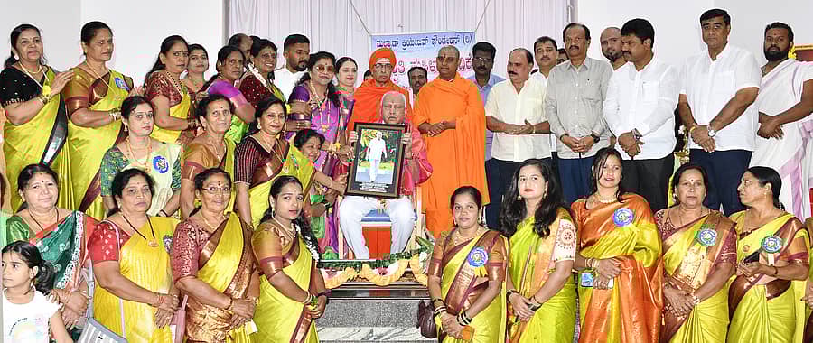 ಶಿವಮೊಗ್ಗದದ ಆದಿಚುಂಚನಗಿರಿ ಸಮುದಾಯ ಭವನದಲ್ಲಿ ಶನಿವಾರ ಶಾಶ್ವತಿ ಮಹಿಳಾ ವೇದಿಕೆಯಿಂದ ಆಯೋಜಿಸಿದ್ದ ಕಾರ್ಯಕ್ರಮದಲ್ಲಿ ಮಾಜಿ ಮುಖ್ಯಮಂತ್ರಿ ಬಿ.ಎಸ್.ಯಡಿಯೂರಪ್ಪ ಅವರನ್ನು ಸನ್ಮಾನಿಸಲಾಯಿತು