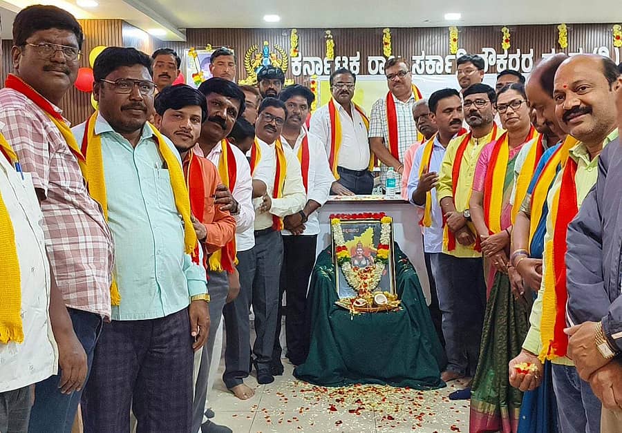 ರಾಜ್ಯ ಸರ್ಕಾರಿ ನೌಕರರ ಸಂಘ ಜಿಲ್ಲಾ ಘಟಕದ ವತಿಯಿಂದ ನಡೆದ ಕರ್ನಾಟಕ ರಾಜ್ಯೋತ್ಸವದಲ್ಲಿ ಭುವನೇಶ್ವರಿ ಭಾವಚಿತ್ರಕ್ಕೆ ಪುಷ್ಪನಮನ ಸಲ್ಲಿಸಲಾಯಿತು