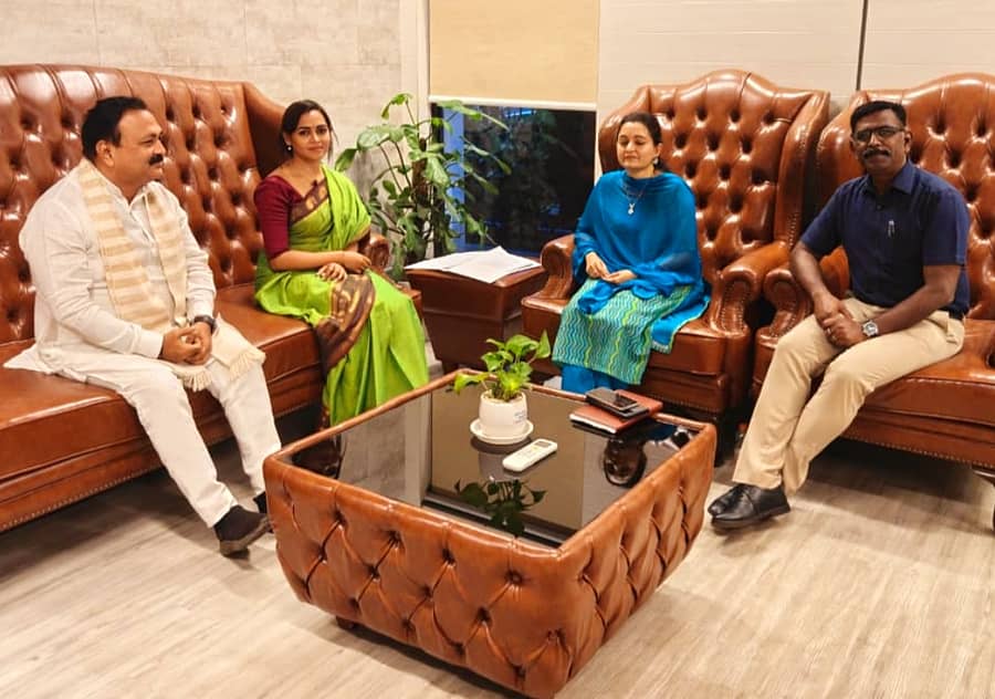 ಹುಬ್ಬಳ್ಳಿಯ ವಿಶ್ವೇಶ್ವರನಗರದಲ್ಲಿರುವ ರಕ್ಷಣಾ ಇಲಾಖೆಗೆ ಸೇರಿದ ಭೂಮಿ ಕುರಿತು ಬೆಂಗಳೂರಿನಲ್ಲಿ ಈಚೆಗೆ ನಡೆದ ಸಭೆಯಲ್ಲಿ ಶಾಸಕ ಮಹೇಶ ಟೆಂಗಿನಕಾಯಿ, ಜಿಲ್ಲಾಧಿಕಾರಿ ದಿವ್ಯಪ್ರಭು ಪಾಲ್ಗೊಂಡಿದ್ದರು