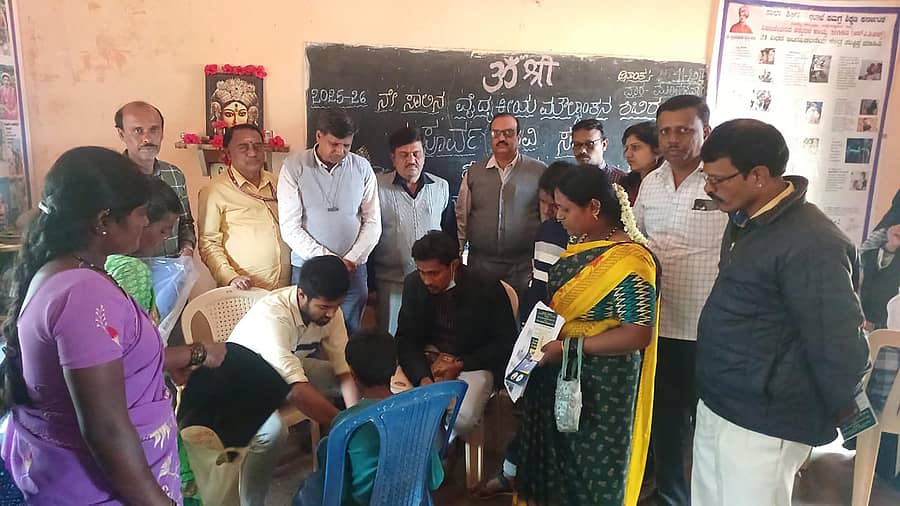 ಶಿಡ್ಲಘಟ್ಟದ ಸರ್ಕಾರಿ ಪ್ರೌಢಶಾಲೆಯಲ್ಲಿ ಆರೋಗ್ಯ ತಪಾಸಣಾ ಶಿಬಿರ ನಡೆಯಿತು