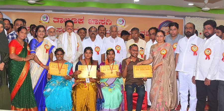 <div class="paragraphs"><p>ಮಾನ್ವಿಯಲ್ಲಿ ಶನಿವಾರ ಖಾಸಗಿ ಶಿಕ್ಷಣ ಸಂಸ್ಥೆಗಳ ಉತ್ತಮ ಶಿಕ್ಷಕರಿಗೆ ಸಚಿವ ಎನ್.ಎಸ್.ಬೋಸರಾಜು ಹಾಗೂ ಶಾಸಕ ಜಿ.ಹಂಪಯ್ಯ ನಾಯಕ ಚಿನ್ನದ ಪದಕ ಹಾಗೂ ಪ್ರಶಸ್ತಿ ನೀಡಿ ಗೌರವಿಸಿದರು</p></div>