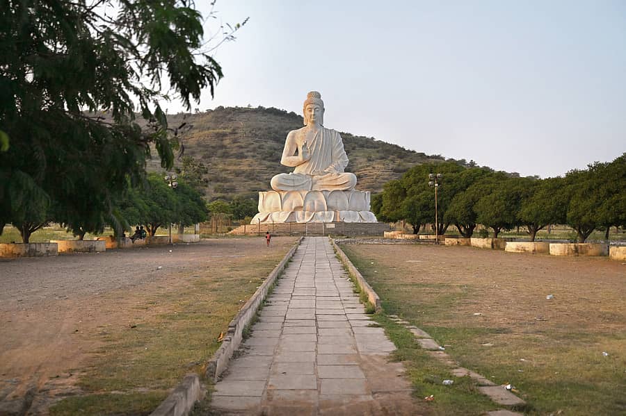 ಗುಹೆಗಳ ಪ್ರವೇಶ ದ್ವಾರದ ಸಮೀಪವಿರುವ ಬುದ್ಧನ ಪ್ರತಿಮೆ
