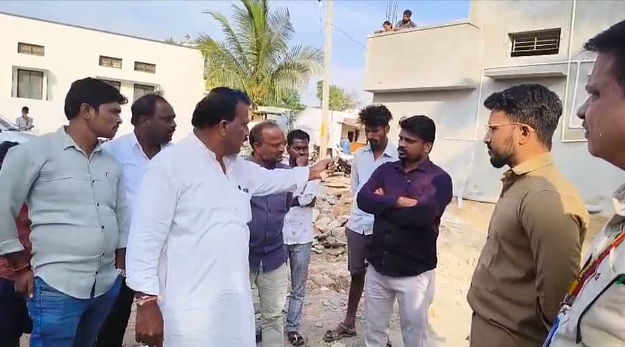 ಶಿರಹಟ್ಟಿ ತಾಲ್ಲೂಕಿನ ಮಾಗಡಿ ಗ್ರಾಮದಲ್ಲಿ ಹಮ್ಮಿಕೊಂಡ ಆಯುಷ್ಮಾನ್ ಆರೋಗ್ಯ ಕೇಂದ್ರದ ಕಟ್ಟಡ ಕಾಮಗಾರಿ ಭೂಮಿಪೂಜೆ ಕಾರ್ಯಕ್ರಮದಲ್ಲಿ ಗ್ರಾಮ ಪಂಚಾಯಿತಿ ಅಧ್ಯಕ್ಷ ವೀರಯ್ಯ ಮಠಪತಿ ಅವರು ಕೆ.ಎಚ್.ಎಸ್.ಡಿ.ಪಿ ಎಂಜಿನಿಯರ್ ಹಾಗೂ ಆರೋಗ್ಯ ಇಲಾಖೆ ಅಧಿಕಾರಿಗಳನ್ನು ತರಾಟೆಗೆ ತೆಗೆದುಕೊಂಡರು 