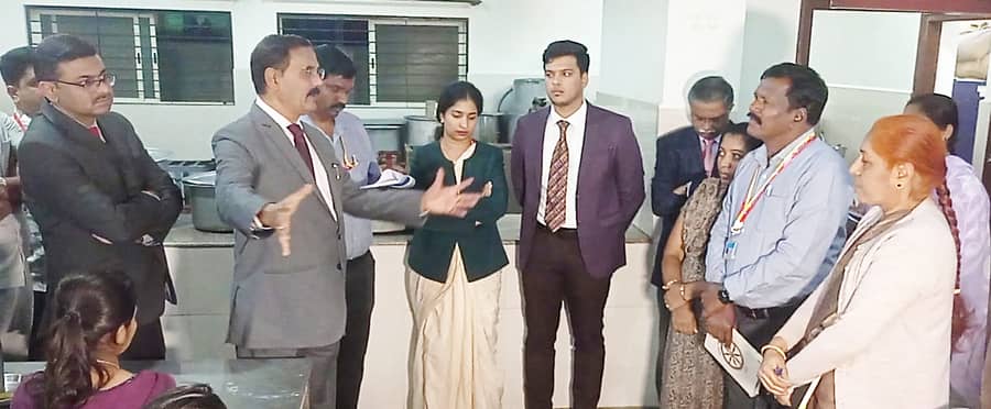 ತಿಪಟೂರಿನ ಹಿಂದುಳಿದ ವರ್ಗಗಳ ಮೆಟ್ರಿಕ್ ನಂತರ ಬಾಲಕಿಯರ ಹಾಸ್ಟೆಲ್ಗೆ ಉಪಲೋಕಾಯುಕ್ತ ಬಿ.ವೀರಪ್ಪ ಭೇಟಿ ನೀಡಿ ಪರಿಶೀಲನೆ ನಡೆಸಿದರು