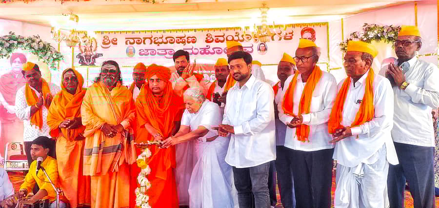ಹುಲಸೂರ ತಾಲ್ಲೂಕಿನ ಮುಚಳಂಬ ಗ್ರಾಮದಲ್ಲಿ ಶನಿವಾರ ನಡೆದ ನಾಗಭೂಷಣ ಶಿವಯೋಗಿಗಳ 56ನೇ ಪುಣ್ಯಸ್ಮರಣೋತ್ಸವ ನಿಮಿತ್ತ ಸತ್ಸಂಗ ಸಮ್ಮೇಳನಕ್ಕೆ ಗಣ್ಯರು ಚಾಲನೆ ನೀಡಿದರು