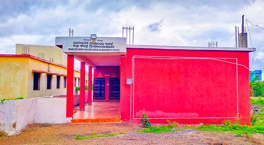 ಹುಲಸೂರ ಪಟ್ಟಣದ ಸರ್ಕಾರಿ ಪ್ರೌಢಶಾಲೆ ಹಿಂಬದಿಯಲ್ಲಿರುವ ನೂತನವಾಗಿ ನಿರ್ಮಾಣವಾಗಿರುವ ಗ್ರಂಥಾಲಯ ಕಟ್ಟಡ