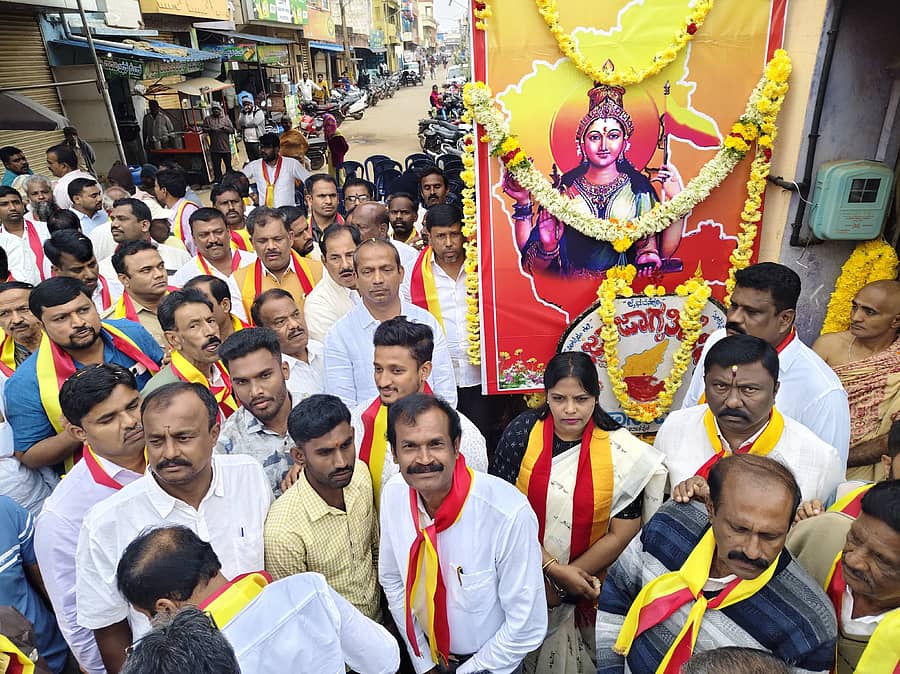 ಶ್ರೀನಿವಾಸಪುರ ಪಟ್ಟಣದಲ್ಲಿ ಶನಿವಾರ ನಡೆದ ಕರ್ನಾಟಕ ರಾಜ್ಯೋತ್ಸವದಲ್ಲಿ ಗಣ್ಯರು ಪಾಲ್ಗೊಂಡಿದ್ದರು