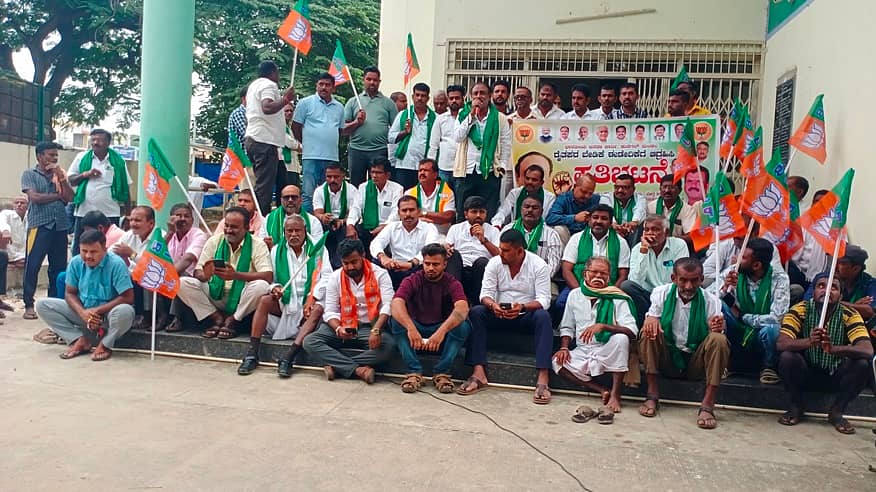 ಕುಣಿಗಲ್ ಕೃಷಿ ಇಲಾಖೆ ಕಚೇರಿ ಬಳಿ ಬಿಜೆಪಿಯಿಂದ ನಡೆದ ಪ್ರತಿಭಟನೆ