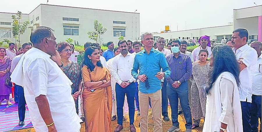 <div class="paragraphs"><p>ಹಾಸನದಲ್ಲಿ ಶುಕ್ರವಾರ ಸಚಿವ ಕೃಷ್ಣ ಬೈರೇಗೌಡರು, ಮುಖ್ಯಮಂತ್ರಿ ಕಾರ್ಯಕ್ರಮದ ಸಿದ್ಧತೆಗಳನ್ನು ಪರಿಶೀಲಿಸಿದರು</p></div>