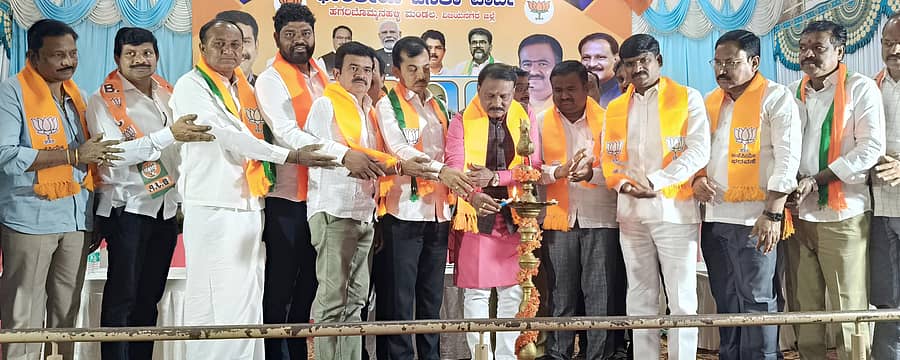 ಹಗರಿಬೊಮ್ಮನಹಳ್ಳಿಯಲ್ಲಿ ಬಿಜೆಪಿ ಮಂಡಲ ಘಟಕದಿಂದ ನಡೆದ ಬಿಎಲ್‍ಎ-2 ಕಾರ್ಯಾಗಾರವನ್ನು ಮತದಾರರ ಪಟ್ಟಿ ಪರಿಷ್ಕರಣೆ ಸಮಿತಿಯ ಜಿಲ್ಲಾ ಸಂಚಾಲಕ ಪಿ.ಚನ್ನಬಸವನಗೌಡ ಉದ್ಘಾಟಿಸಿದರು