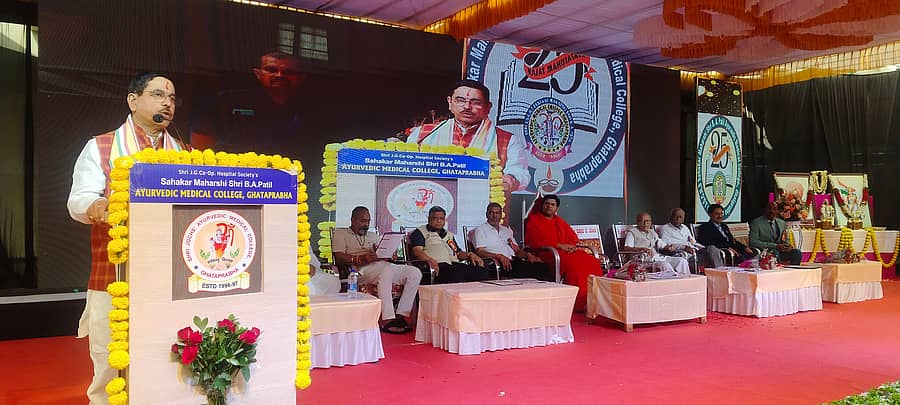 ಗೋಕಾಕ ತಾಲ್ಲೂಕಿನ ಘಟಪ್ರಭಾದಲ್ಲಿ ಶನಿವಾರ ನಡೆದ ವಿದ್ಯಾರ್ಥಿನಿಯರ ವಸತಿಗೃಹ ಅಡಿಗಲ್ಲು ಸಮಾರಂಭದಲ್ಲಿ ಕೇಂದ್ರ ಸಚಿವ ಪ್ರಲ್ಹಾದ ಜೋಶಿ ಮಾತನಾಡಿದರು