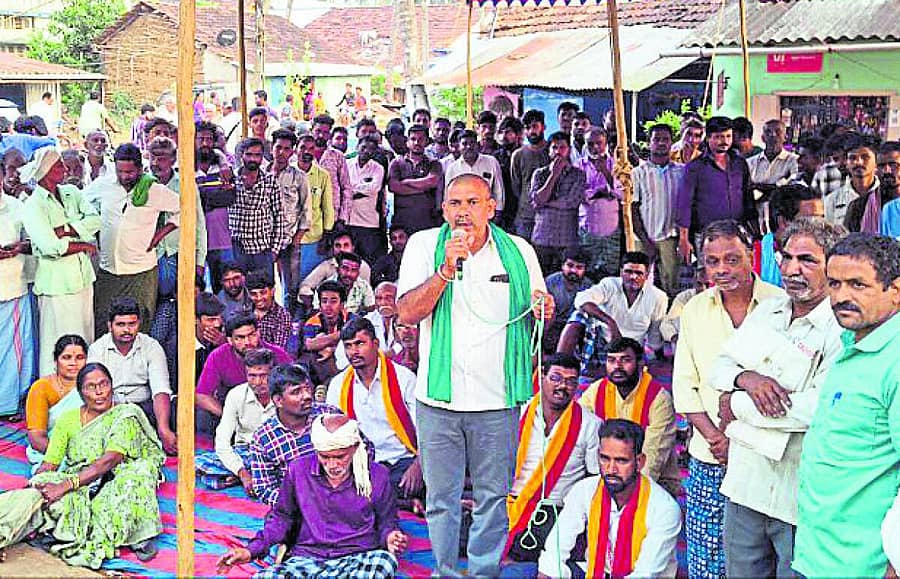 <div class="paragraphs"><p>ಶಿಕಾರಿಪುರ ತಾಲ್ಲೂಕು ಈಸೂರು ಗ್ರಾಮ ಪಂಚಾಯಿತಿ ಎದುರು ಶುಕ್ರವಾರ ಗ್ರಾಮಸ್ಥರು ಪ್ರತಿಭಟನೆ ನಡೆಸಿದರು</p></div>