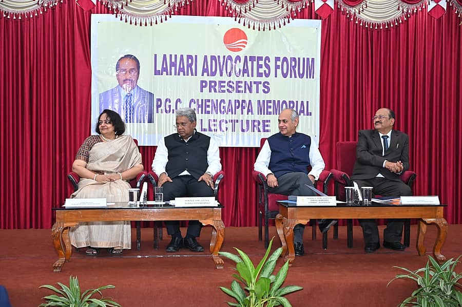 ‘ಲಹರಿ ಅಡ್ವೊಕೇಟ್ಸ್‌ ಫೋರಂ’ ವತಿಯಿಂದ ಹೈಕೋರ್ಟ್‌ನ ಮುಖ್ಯ ಸಂರಕ್ಷಕ ಹಾಲ್‌ನಲ್ಲಿ ನಡೆದ ಚೆಂಗಪ್ಪ ಸ್ಮರಣಾರ್ಥದ 18ನೇ ಉಪನ್ಯಾಸ ಕಾರ್ಯಕ್ರಮದಲ್ಲಿ ಫೋರಂನ ಕಾರ್ಯದರ್ಶಿಯೂ ಆದ ಹೈಕೋರ್ಟ್‌ ವಕೀಲೆ ಎಂ.ಸುಮನಾ ಬಾಳಿಗಾ, ನ್ಯಾಯಮೂರ್ತಿ ಸೂರಜ್‌ ಗೋವಿಂದರಾಜ್‌, ಮುಖ್ಯ ನ್ಯಾಯಮೂರ್ತಿ ವಿಭು ಬಖ್ರು ಮತ್ತು ಫೋರಂ ಅಧ್ಯಕ್ಷ ಎಚ್.ಜೆ.ಸಾಂಘ್ವಿ ಇದ್ದರು.  