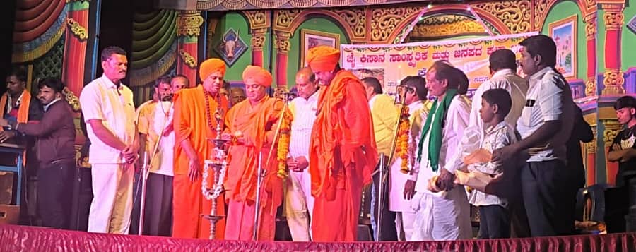 ನರಗುಂದ ತಾಲ್ಲೂಕಿನ ಬೂದಿಹಾಳ ಗ್ರಾಮದಲ್ಲಿ ದುರ್ಗಾದೇವಿ ಕಾರ್ತಿಕೋತ್ಸವದ ಅಂಗವಾಗಿ ನಡೆದ ನಾಟಕೋತ್ಸವ ಹಾಗೂ ಸಂಗೀತ ಕಾರ್ಯಕ್ರಮವನ್ನು ನವಗೃಹ ಹಿರೇಮಠದ ಶಿವಪೂಜಾ ಶಿವಾಚಾರ್ಯರು ಉದ್ಘಾಟಿಸಿದರು