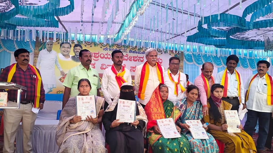 ಶಹಾಪುರದಲ್ಲಿ ಶನಿವಾರ ನಡೆದ ಕಾರ್ಯಕ್ರಮದಲ್ಲಿ ಫಲಾನುಭವಿಗಳಿಗೆ ಜಿಲ್ಲಾ ಉಸ್ತುವಾರಿ ಸಚಿವ ಶರಣಬಸಪ್ಪ ದರ್ಶನಾಪುರ ಅವರು ಹಕ್ಕುಪತ್ರ ವಿತರಿಸಿದರು