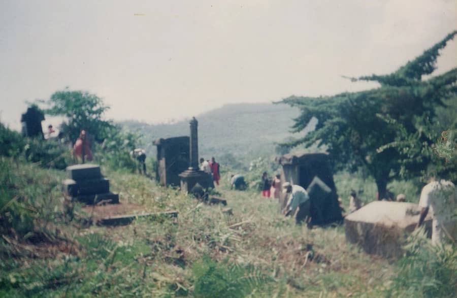 <div class="paragraphs"><p>ಮಡಿಕೇರಿಯ ರಾಜಾಸೀಟ್‌ನಲ್ಲಿದ್ದ ಬ್ರಿಟಿಷರ ಗೋರಿಗಳನ್ನು ಸ್ಥಳಾಂತರಿಸಿದ್ದ ಸ್ಥಳದಲ್ಲಿ ದಶಕಗಳ ಹಿಂದೆ ಸ್ವಚ್ಛತಾ ಕಾರ್ಯ ನಡೆಸಿದ್ದ ದೃಶ್ಯ</p></div>