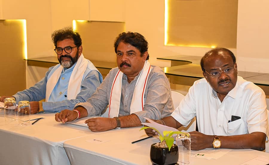 ಎನ್‌ಡಿಎ ಸಮನ್ವಯ ಸಮಿತಿ ಸಭೆಯಲ್ಲಿ ಛಲವಾದಿ ನಾರಾಯಣಸ್ವಾಮಿ, ಆರ್‌.ಅಶೋಕ, ಎಚ್‌.ಡಿ.ಕುಮಾರಸ್ವಾಮಿ ಭಾಗಿಯಾಗಿದ್ದರು –ಪ್ರಜಾವಾಣಿ ಚಿತ್ರ