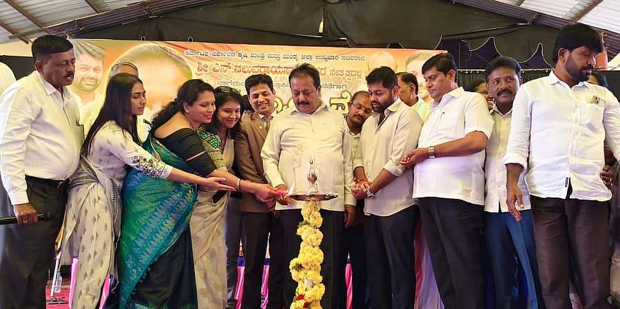 ನಾಗಮಂಗಲ ಪಟ್ಟಣದ ಸರ್ಕಾರಿ ಪದವಿ ಪೂರ್ವ ಕಾಲೇಜು ಆವರಣದಲ್ಲಿ ಶನಿವಾರ ಏರ್ಪಡಿಸಿದ್ದ ಉದ್ಯೋಗ ಮೇಳವನ್ನು ಜಿಲ್ಲಾ ಉಸ್ತುವಾರಿ ಸಚಿವ ಎನ್.ಚಲುವರಾಯಸ್ವಾಮಿ ಉದ್ಘಾಟಿಸಿದರು