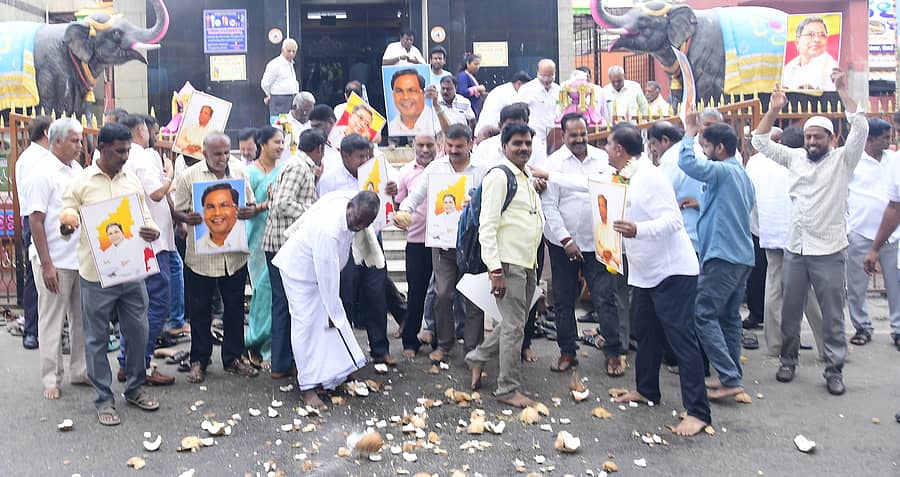 ತುಮಕೂರಿನ ಕೋಟೆ ಆಂಜನೇಯ ದೇಗುಲದ ಮುಂಭಾಗ ಶನಿವಾರ ಮುಖ್ಯಮಂತ್ರಿ ಸ್ಥಾನದಲ್ಲಿ ಸಿದ್ದರಾಮಯ್ಯ ಮುಂದುವರಿಯುವಂತೆ ಕೋರಿಕೆ ಸಲ್ಲಿಸಿ ಅಹಿಂದ ಸಮುದಾಯದ ಪ್ರಮುಖರು ತೆಂಗಿನ ಕಾಯಿ ಒಡೆದರು