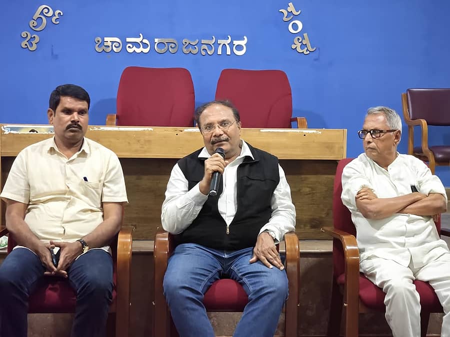 ನಗರದ ಜಿಲ್ಲಾ ಕಾರ್ಯನಿರತ ಪತ್ರಕರ್ತರ ಸಂಘದ ವತಿಯಿಂದ ಪತ್ರಿಕಾ ಭವನದಲ್ಲಿ ಶನಿವಾರ ಹಮ್ಮಿಕೊಂಡಿದ್ದ ಡಿ.ವಿ.ಗುಂಡಪ್ಪ ಉಪನ್ಯಾಸ ಮಾಲಿಕೆಯಲ್ಲಿ ಚಿಂತಕ ಬಿ.ಆರ್.ಮಂಜುನಾಥ್ ಮಾತನಾಡಿದರು