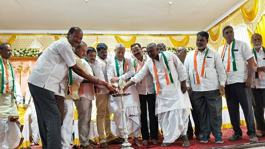 ಲಿಂಗಸುಗೂರು ಪಟ್ಟಣದಲ್ಲಿ ನಡೆದ ಕಾಂಗ್ರೆಸ್ ಜಿಲ್ಲಾ ಹಾಗೂ ತಾಲ್ಲೂಕುಮಟ್ಟದ ಪದಾಧಿಕಾರಿಗಳ ಪದಗ್ರಹಣ, ಮುಂಬರುವ ಸ್ಥಳೀಯ ಸಂಸ್ಥೆಗಳ ಚುನಾವಣಾ ಪೂರ್ವಭಾವಿಸಭೆಯನ್ನು ಕೊಪ್ಪಳ ಜಿಲ್ಲಾ ಕಾಂಗ್ರೆಸ್ ಅಧ್ಯಕ್ಷ ಅಮರೇಗೌಡ ಬಯ್ಯಾಪುರ ಉದ್ಘಾಟಿಸಿದರು