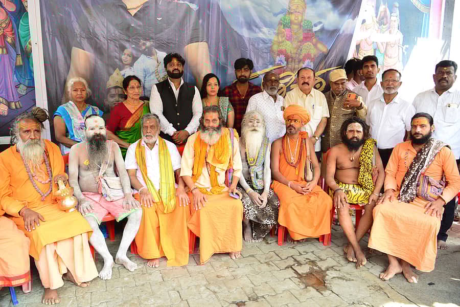 ನಾಗಾ ಸಾಧುಗಳೊಂದಿಗೆ ಚಿತ್ರತಂಡ