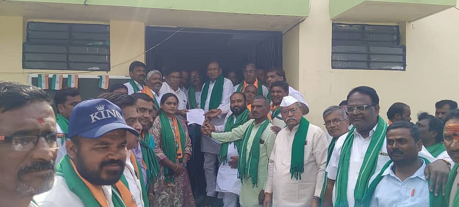 ಭಾಲ್ಕಿ ಪಟ್ಟಣದಲ್ಲಿ ಬಿಜೆಪಿ ರೈತ ಮೋರ್ಚಾ ವತಿಯಿಂದ ಪ್ರತಿಭಟನೆ ನಡೆಸಿ ಬಿಜೆಪಿ ಮುಖಂಡರೂ ಆದ ಮಾಜಿ ಶಾಸಕ ಪ್ರಕಾಶ ಖಂಡ್ರೆ ತಾಲ್ಲೂಕು ಸಹಾಯಕ ಕೃಷಿ ನಿರ್ದೇಶಕ ಪಿ.ಎಂ.ಮಲ್ಲಿಕಾರ್ಜುನ ಅವರಿಗೆ ಮನವಿ ಸಲ್ಲಿಸಿದರು