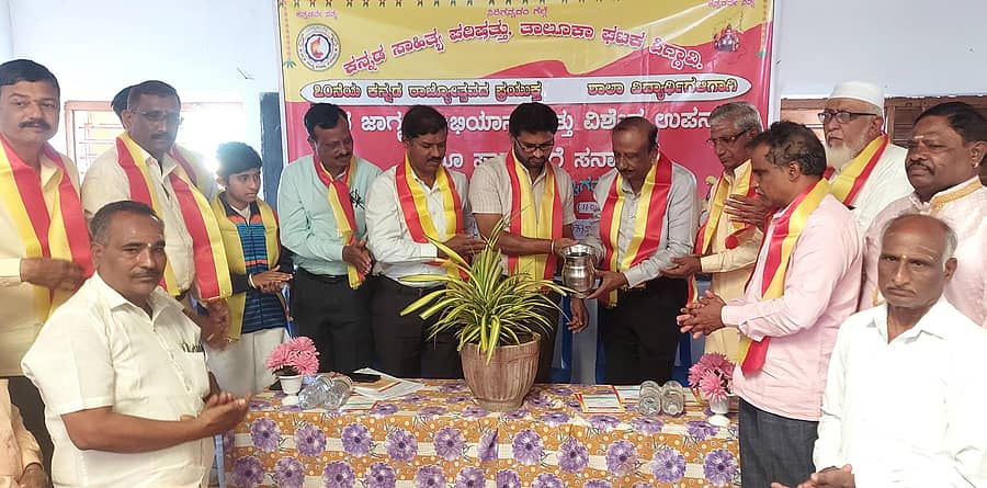 ಶಿಗ್ಗಾವಿ ತಾಲ್ಲೂಕಿನ ಬಂಕಾಪುರ ಪಟ್ಟಣದ ಕರ್ನಾಟಕ ಕೀರ್ತಿ ಪ್ರೌಢಶಾಲೆ ಆವರಣದಲ್ಲಿ ಶನಿವಾರ ನಡೆದ 70ನೇ ರಾಜ್ಯೋತ್ಸವದ ಅಂಗವಾಗಿ ಶಾಲಾ ವಿದ್ಯಾರ್ಥಿಗಳಿಗಾಗಿ ನಡೆದ ಕನ್ನಡ ಜಾಗೃತಿ ಅಭಿಯಾನ ಮತ್ತು ವಿಶೇಷ ಉಪನ್ಯಾಸ ಹಾಗೂ ಸಾಧಕರಿಗೆ ಸನ್ಮಾನ ಕಾರ್ಯಕ್ರಮವನ್ನು ತಹಶೀಲ್ದಾರ್ ಯಲ್ಲಪ್ಪ ಗೋಣೆಣ್ಣವರ ಉದ್ಘಾಟಿಸಿದರು