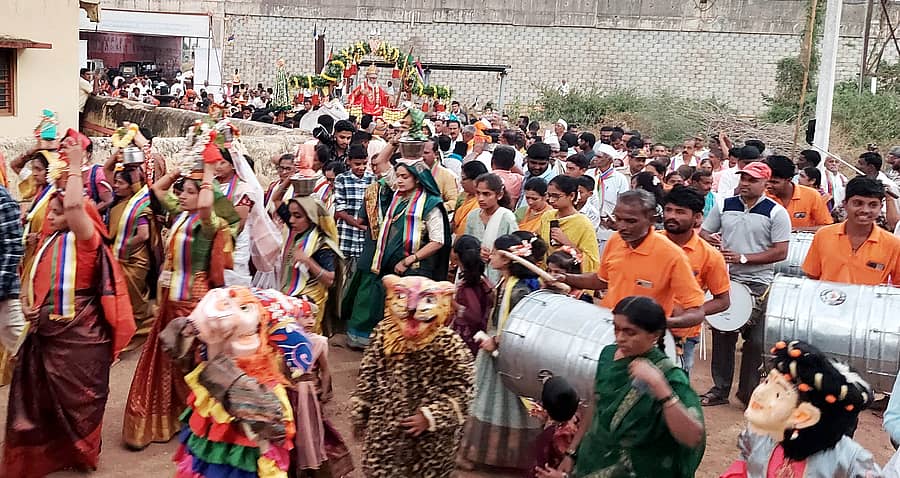 ಶಿಗ್ಗಾವಿ ತಾಲ್ಲೂಕಿನ ಬಿಸನಳ್ಳಿ ಗ್ರಾಮದಲ್ಲಿ ಶನಿವಾರ ಬಾಳೇಹೊನ್ನೂರ ರಂಭಾಪುರಿ ಪೀಠದ ವೀರಸೋಮೇಶ್ವರ ಶಿವಾಚಾರ್ಯ ಸ್ವಾಮೀಜಿ ಅವರ ಅಡ್ಡಪಲ್ಲಕ್ಕಿ ಮಹೋತ್ಸವ ಜರುಗಿತು