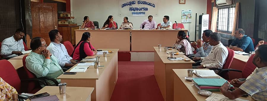 ರಾಮನಗರದ ತಾಲ್ಲೂಕು ಪಂಚಾಯಿತಿ ಸಭಾಂಗಣದಲ್ಲಿ ವಿವಿಧ ಇಲಾಖೆಗಳ ಅಧಿಕಾರಿಗಳ ಜೊತೆ ನಡೆದ ಸಭೆಯಲ್ಲಿ ಗ್ರೇಟರ್ ಬೆಂಗಳೂರು ಅಭಿವೃದ್ಧಿ ಪ್ರಾಧಿಕಾರದ ಅಧ್ಯಕ್ಷ ಜಿ.ಎನ್. ನಟರಾಜ್ ಗಾಣಕಲ್ ಮಾತನಾಡಿದರು. ತಾ.ಪಂ. ಇಒ ಪೂರ್ಣಿಮಾ, ಪ್ರಾಧಿಕಾರದ ಅಧಿಕಾರಿ ಪ್ರದೀಪ್ ಹಾಗೂ ಇತರರು ಇದ್ದಾರೆ