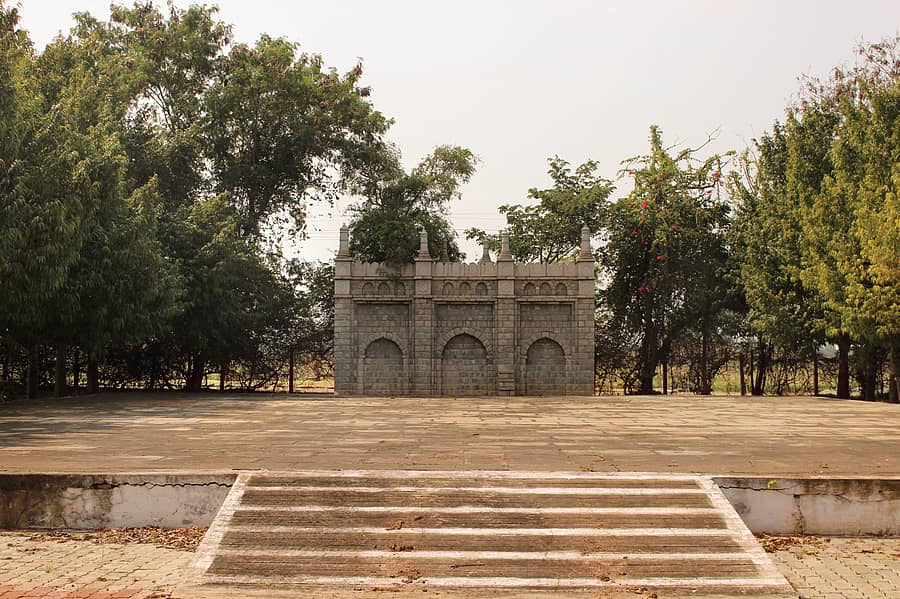 ಶವಸಂಸ್ಕಾರಕ್ಕೆ ಬಂದ ಮುಸ್ಲಿಂ ಸಮುದಾಯದ ಜನರು ಪ್ರಾರ್ಥನೆ ಮಾಡಲು ಇರುವ ಸ್ಥಳ