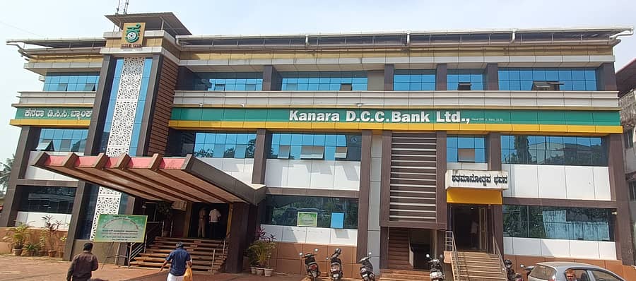 ಶಿರಸಿಯ ಕೆನರಾ ಡಿಸ್ಟ್ರಿಕ್ಟ್ ಸೆಂಟ್ರಲ್ ಕೊ ಆಪರೇಟಿವ್ (ಕೆಡಿಸಿಸಿ) ಬ್ಯಾಂಕ್ ಪ್ರಧಾನ ಕಚೇರಿ 