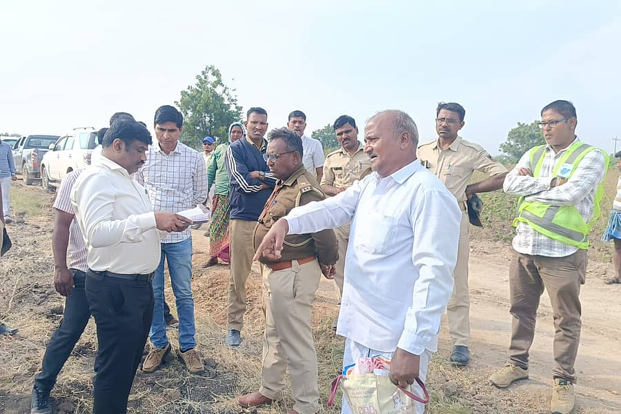 ಕವಿತಾಳ ಸಮೀಪದ ಅಮೀನಗಡ ಹತ್ತಿರ ನಡೆಯುತ್ತಿರುವ ಹೆದ್ದಾರಿ ನಿರ್ಮಾಣ ಕಾಮಗಾರಿ ಸ್ಥಳಕ್ಕೆ ಶನಿವಾರ ಭೇಟಿ ನೀಡಿದ ಅಧಿಕಾರಿಗಳು ರೈತರೊಂದಿಗೆ ಚರ್ಚಿಸಿದರು