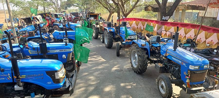 ಹಾವೇರಿ ಜಿಲ್ಲಾಧಿಕಾರಿ ಕಚೇರಿ ಎದುರು ಅಹೋರಾತ್ರಿ ಧರಣಿ ನಡೆಸುತ್ತಿರುವ ರೈತರು, ಶನಿವಾರ ಕಚೇರಿ ಎದುರು ಟ್ರ್ಯಾಕ್ಟರ್‌ಗಳನ್ನು ನಿಲ್ಲಿಸಿ ರಾಜ್ಯ ಸರ್ಕಾರದ ವಿರುದ್ಧ ಆಕ್ರೋಶ ವ್ಯಕ್ತಪಡಿಸಿದರು