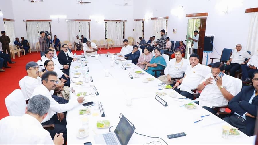 ಭದ್ರಾವತಿ ನಗರದ ವಿಶ್ವೇಶ್ವರಾಯ ಕಬ್ಬಿಣ ಮತ್ತು ಉಕ್ಕಿನ ಕಾರ್ಖಾನೆಗೆ ಕೇಂದ್ರ ಸಚಿವ ಎಚ್.ಡಿ. ಕುಮಾರಸ್ವಾಮಿ ಭೇಟಿ ನೀಡಿ ಅಧಿಕಾರಿಗಳೊಂದಿಗೆ ಸಭೆ ನಡೆಸಿದರು