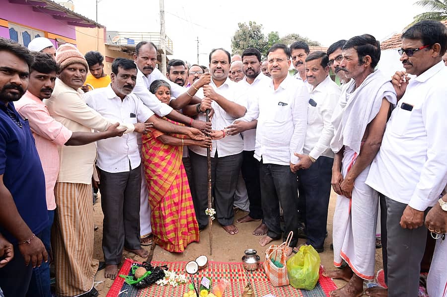 ಗುಂಡ್ಲುಪೇಟೆ ತಾಲ್ಲೂಕಿನ ಅಗತಗೌಡನಹಳ್ಳಿ ಗ್ರಾಮದಲ್ಲಿ ₹41 ಲಕ್ಷ ವೆಚ್ಚದ ಸಿಸಿ ರಸ್ತೆ-ಚರಂಡಿ ನಿರ್ಮಾಣಕ್ಕೆ ಶಾಸಕ ಎಚ್.ಎಂ.ಗಣೇಶಪ್ರಸಾದ್ ಚಾಲನೆ ನೀಡಿದರು