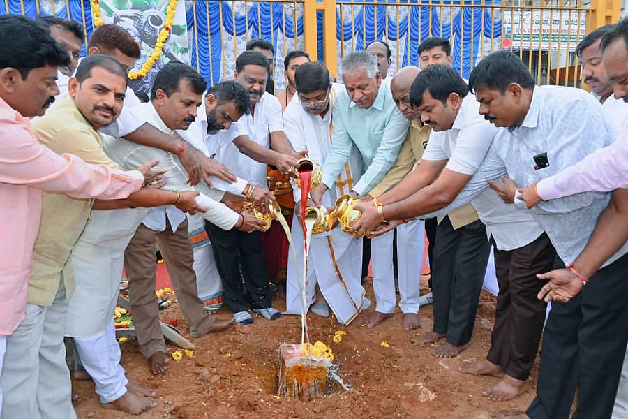 ಲಗ್ಗೆರೆಯಲ್ಲಿ ಕಾವೇರಿ ಮಾತೆಯ ಪ್ರತಿಮೆಯನ್ನು ನಿರ್ಮಾಣ ಕಾಮಗಾರಿಗೆ ಹನುಮಂತರಾಯಪ್ಪ ಭೂಮಿ ಪೂಜೆ ನೆರವೇರಿಸಿದರು. ಕೆ. ಗೋಪಾಲಯ್ಯ, ಲಗ್ಗೆರೆ ನಾರಾಯಣಸ್ವಾಮಿ, ಎನ್. ಚಂದ್ರಶೇಖರ್ ( ಶೇಖರ್) ಸಿದ್ದೇಗೌಡ ಇದ್ದರು.