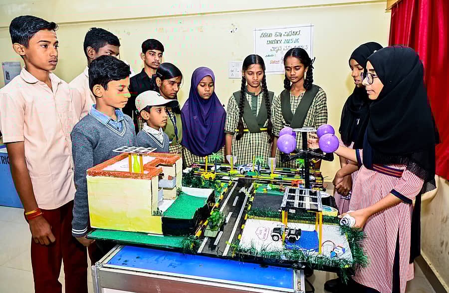 ಕಲಬುರಗಿಯ ಜಿಲ್ಲಾ ವಿಜ್ಞಾನ ಕೇಂದ್ರದಲ್ಲಿ ಶನಿವಾರ ನಡೆದ ಜಿಲ್ಲಾ ಮಟ್ಟದ ವಿಜ್ಞಾನ ಪ್ರದರ್ಶನದಲ್ಲಿ ವಿದ್ಯಾರ್ಥಿಗಳು ವಸ್ತುಪ್ರದರ್ಶವನ್ನು ವೀಕ್ಷಿಸಿದರು         ಪ್ರಜಾವಾಣಿ ಚಿತ್ರ
