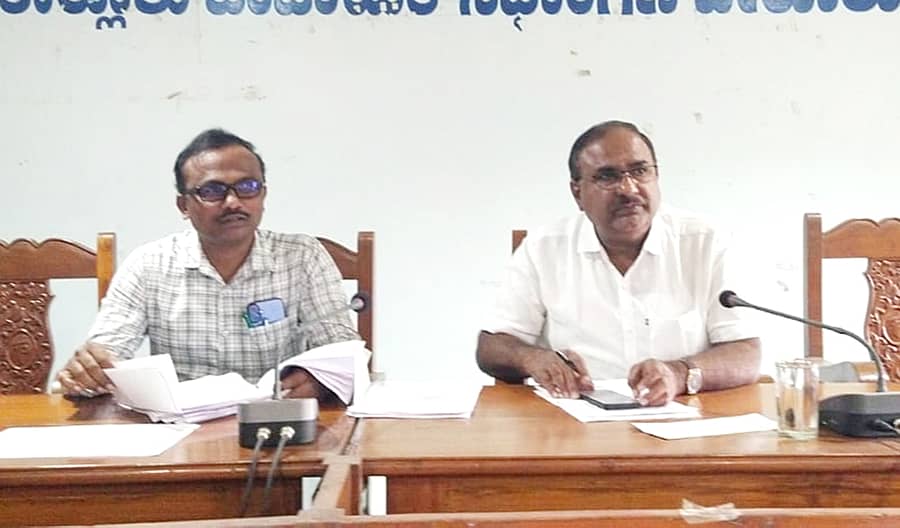 ಬೇಲೂರಿನ ತಾಲ್ಲೂಕು ಪಂಚಾಯಿತಿ ಸಂಭಾಗಣದಲ್ಲಿ ನಡೆದ ಗ್ಯಾರಂಟಿ ಯೋಜನೆಗಳ ಪ್ರಗತಿ ಪರಿಶೀಲನಾ ಸಭೆಯಲ್ಲಿ ಗ್ಯಾರಂಟಿ ಅನುಷ್ಠಾನ ಸಮಿತಿ ತಾಲ್ಲೂಕು ಘಟಕದ ಅಧ್ಯಕ್ಷ ದೇಶಾಣಿ ಆನಂದ್ ಮಾತನಾಡಿದರು