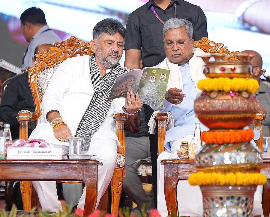 <div class="paragraphs"><p>ಡಿ.ಕೆ ಶಿವಕುಮಾರ್ ಹಾಗೂ ಸಿದ್ದರಾಮಯ್ಯ</p></div>